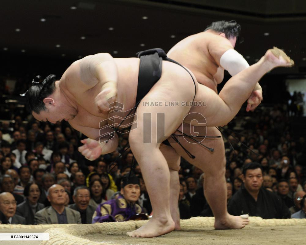 Asashoryu loses to Goeido in New Year sumo tourney