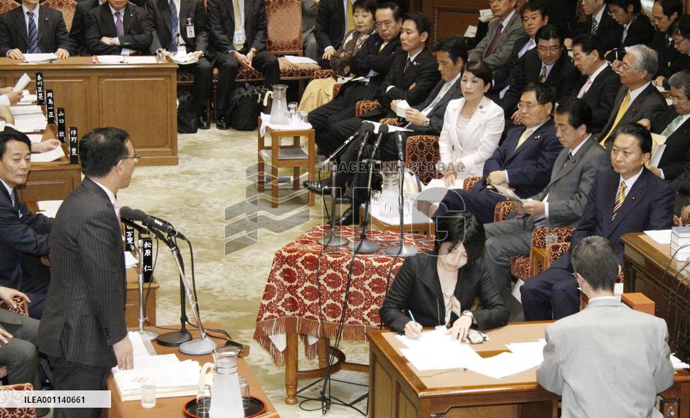 LDP's Tanigaki questions PM Hatoyama at lower house budget panel