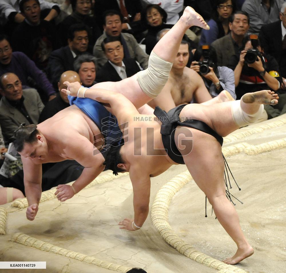 Estonian sumo giant takes to the air