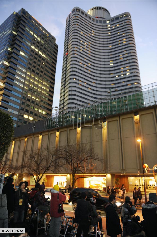 Prosecutors question Ozawa over false political fund report