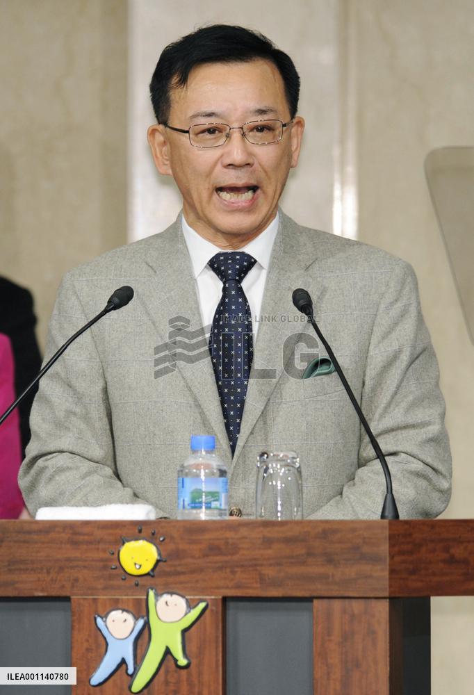 LDP chief vows to fight Hatoyama, DPJ over money scandals