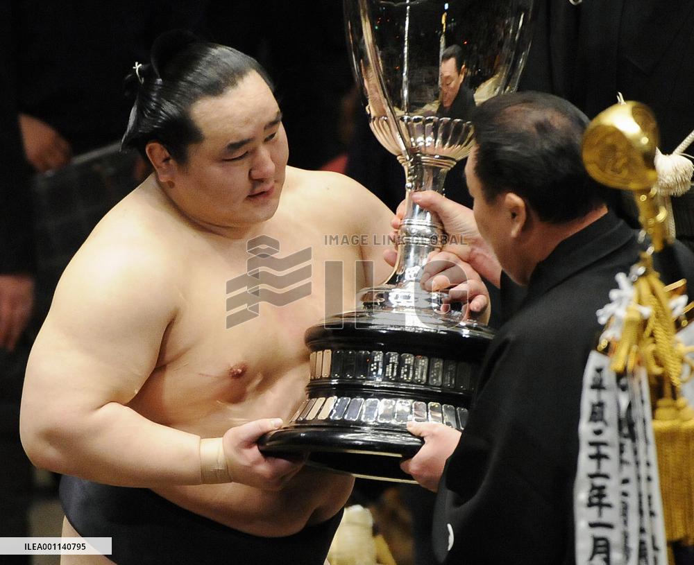 Asashoryu receives tourney hardware at New Year basho