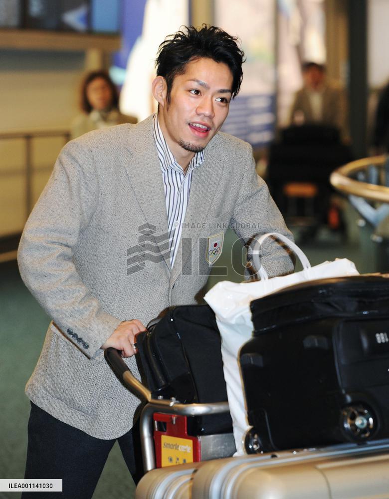 Takahashi arrives at Vancouver prior to the Olympics