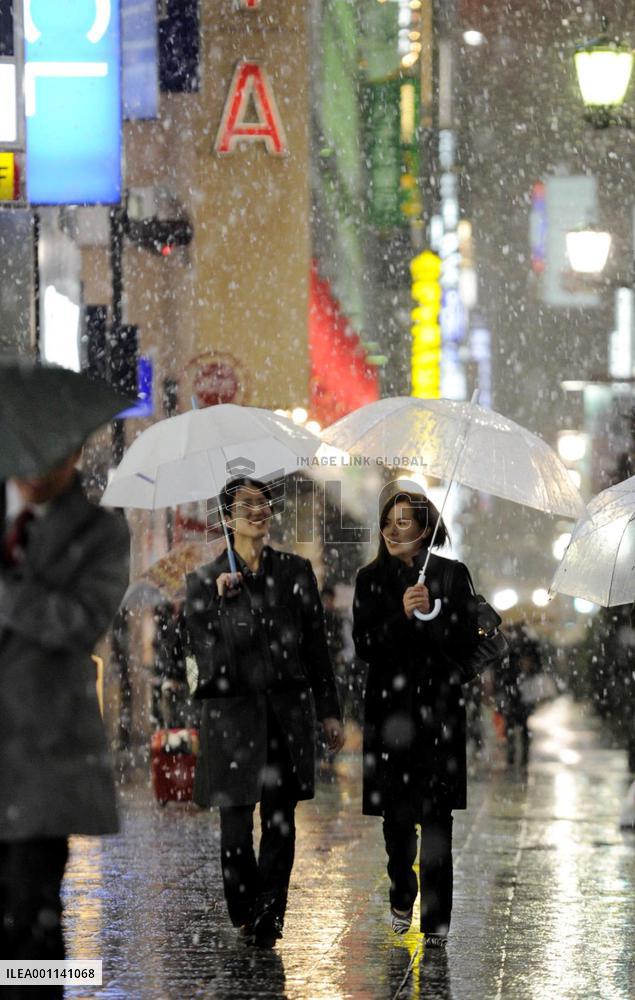 Tokyo has season's 1st snow