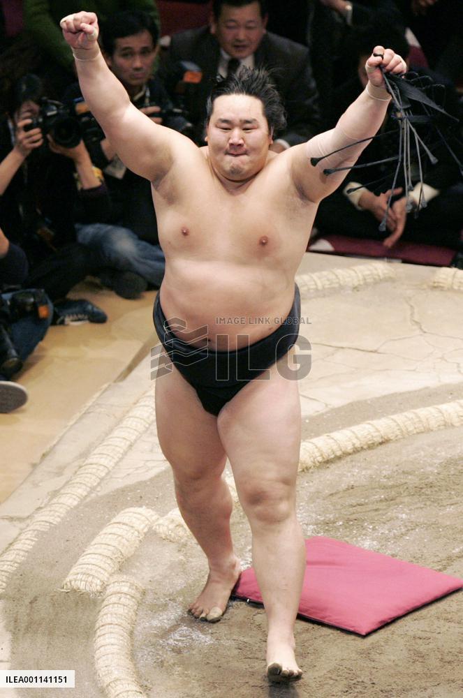 Scandal-tainted Asashoryu calls it quits