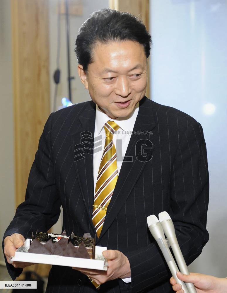 PM Hatoyama given cake for Valentine's Day