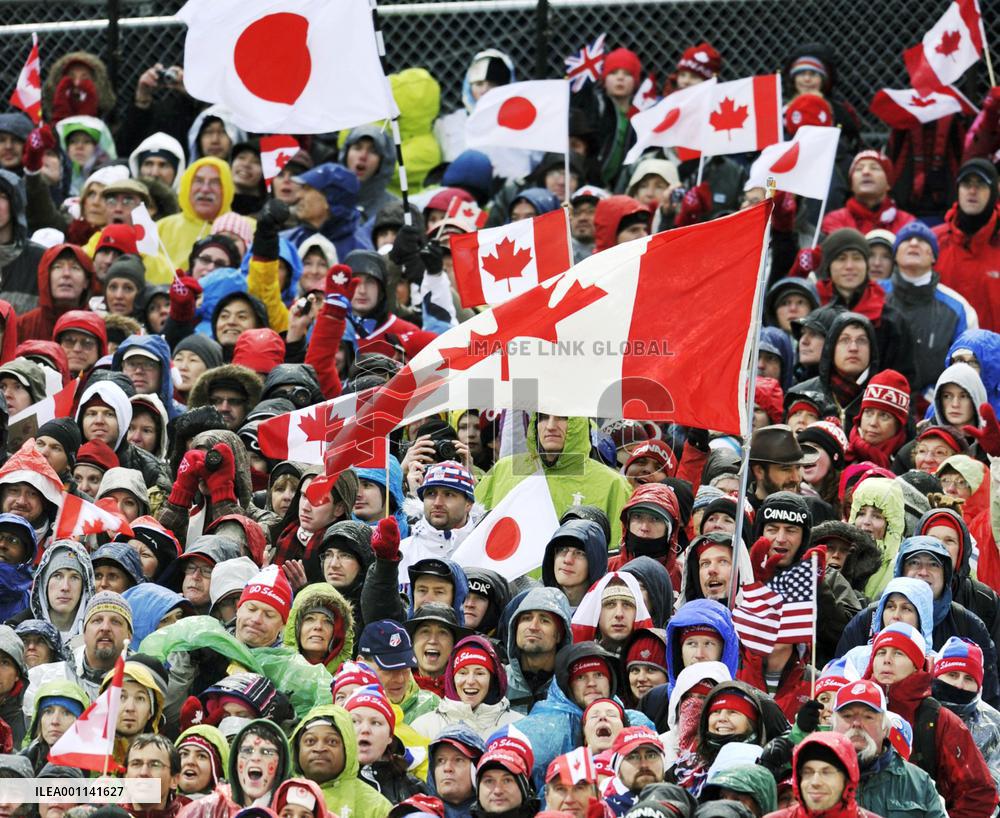 Crowds watch Vancouver Olympics moguls