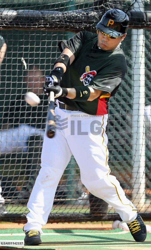 Pirates Iwamura enters spring training