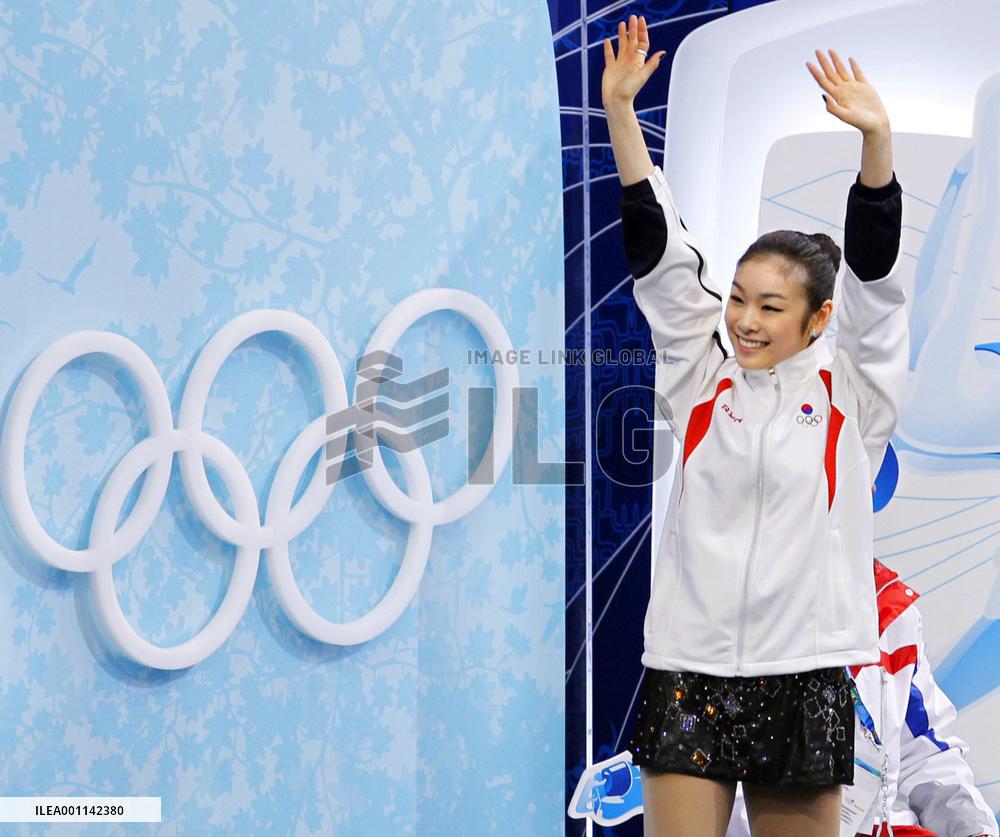 Kim Yu Na tops short program