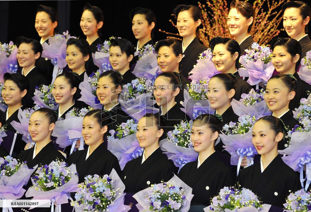 Actresses-in-the-making graduate from Takarazuka school