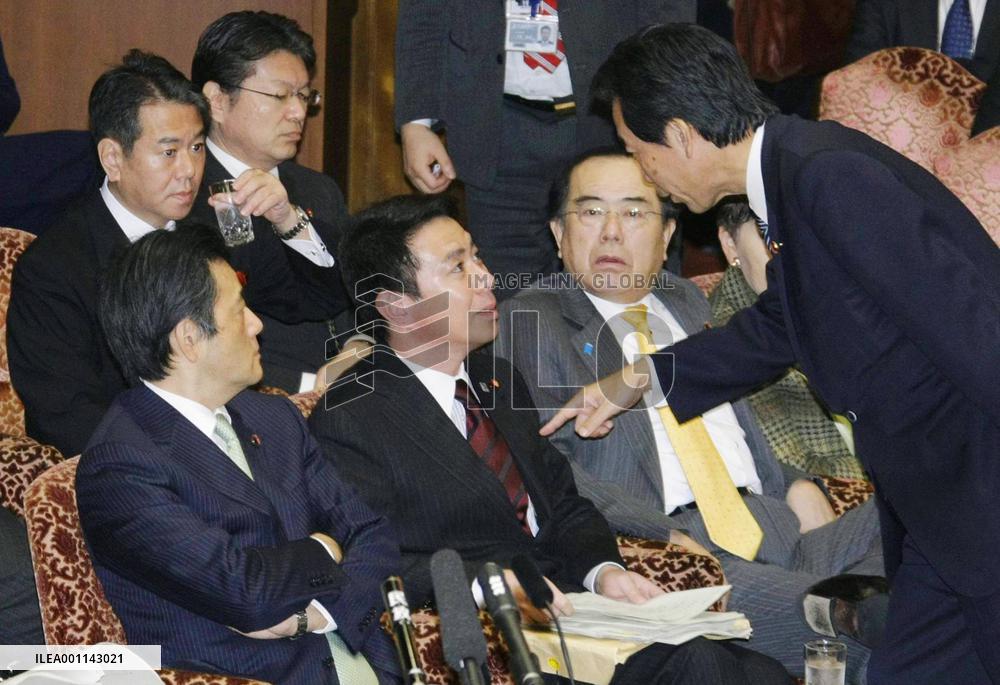 Ministers chided for coming late for Diet debate