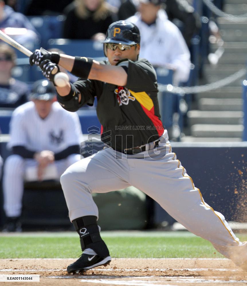 Pirates Iwamura enters spring training