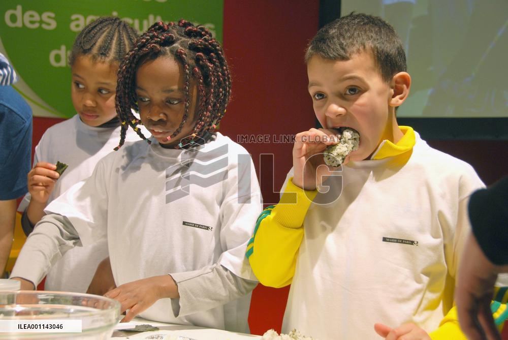 Paris kids prepare 'onigiri' rice balls