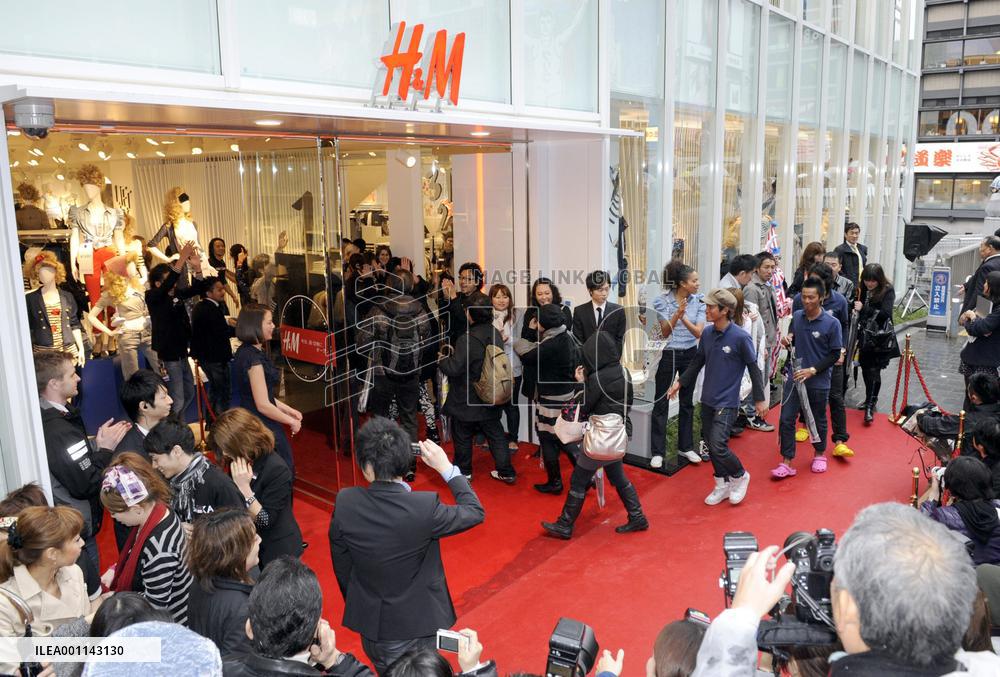 1st H&amp;M store in western Japan opens in Osaka