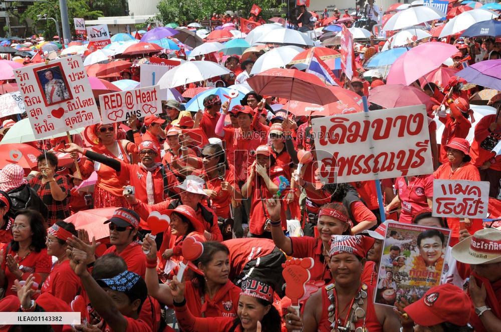 Thaksin supporters rally in Bangkok