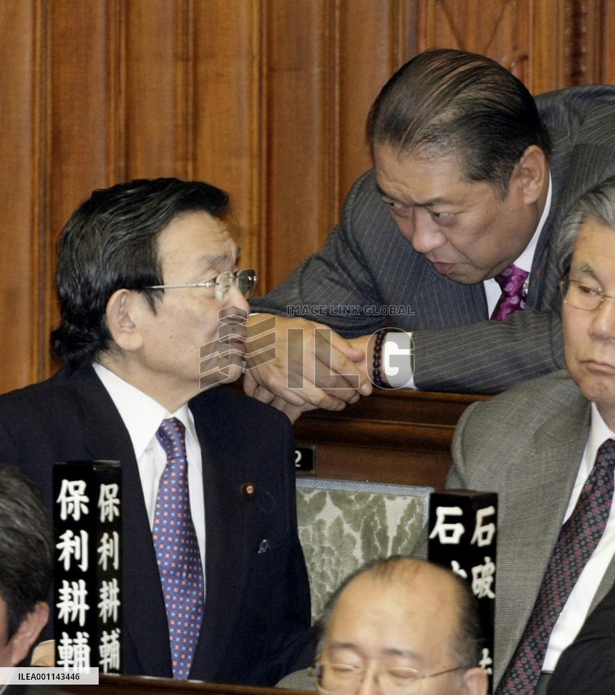 Dissidents Hatoyama, Yosano in parliament