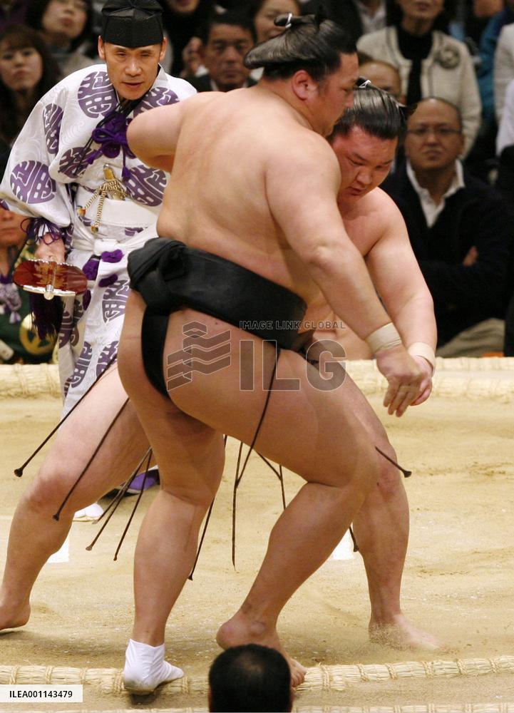 Hakuho unblemished at sumo tourney