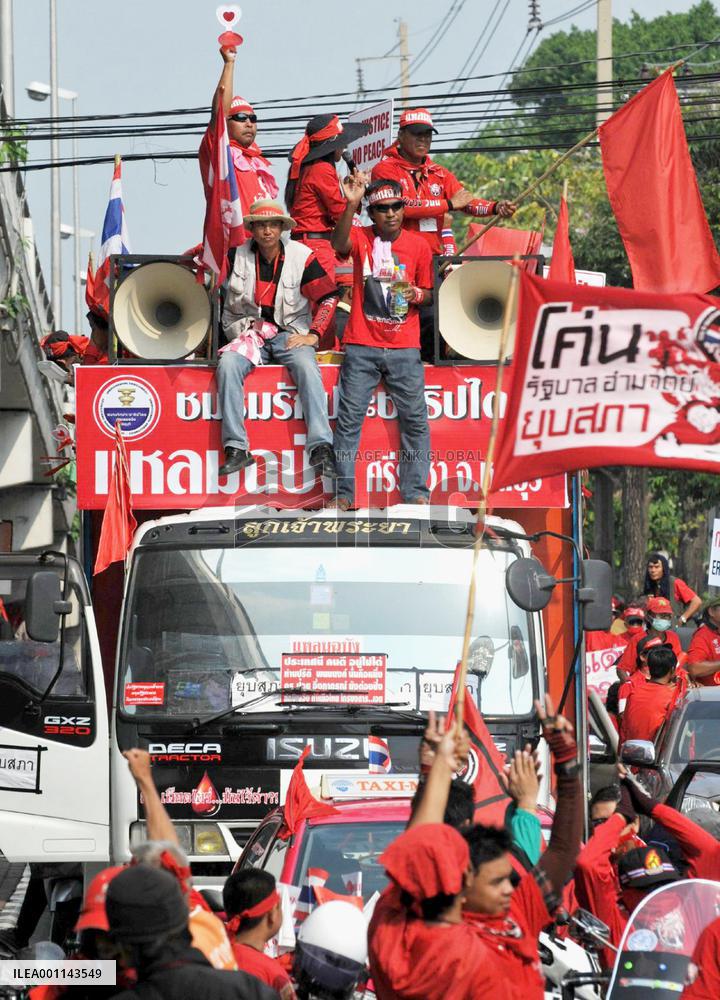 Pro-Thaksin protesters hold massive rally in Bangkok