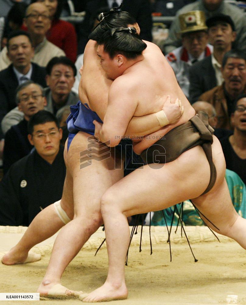 Mongolian yokozuna Hakuho unbeaten at spring sumo