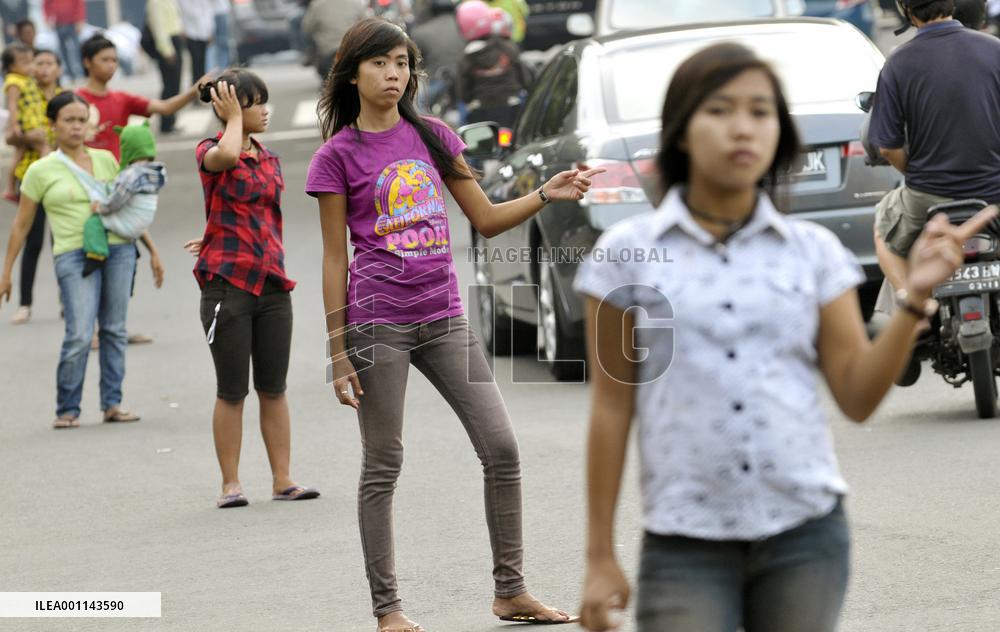 'Carpool jockeys' line up on Jakarta road