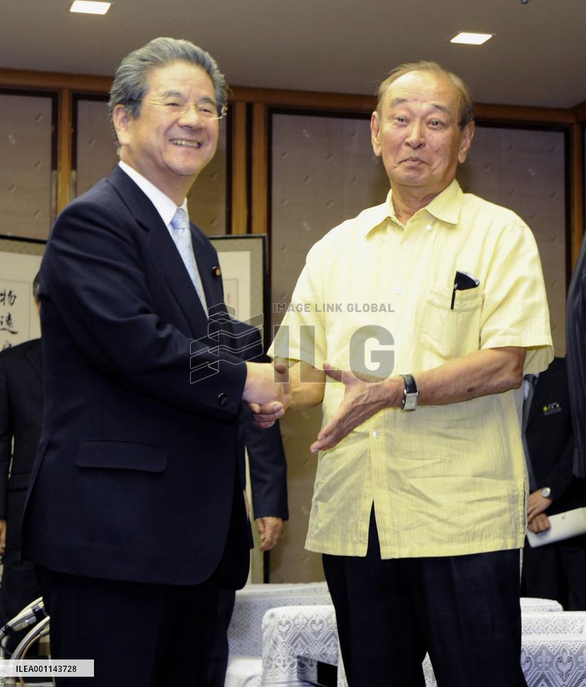 Defense Minister Kitazawa talks with Okinaga Gov. Nakaima