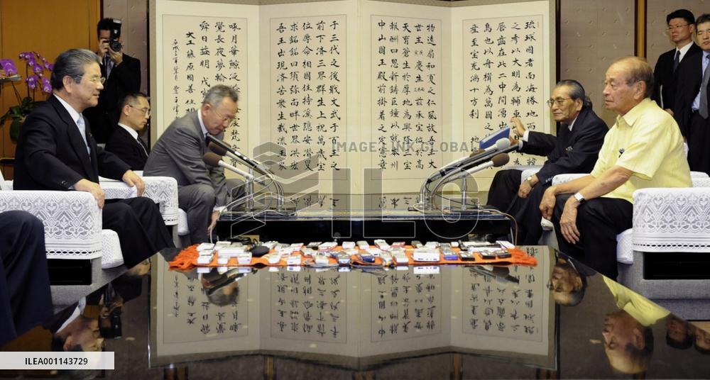 Defense Minister Kitazawa talks with Okinaga Gov. Nakaima