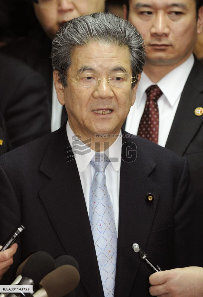 Defense Minister Kitazawa talks with Okinaga Gov. Nakaima