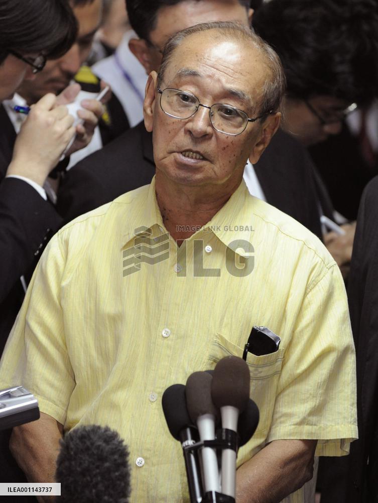 Defense Minister Kitazawa talks with Okinaga Gov. Nakaima