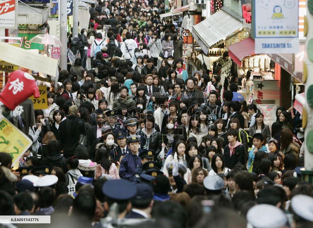3 teenage girls taken to hospital after stampede in Tokyo