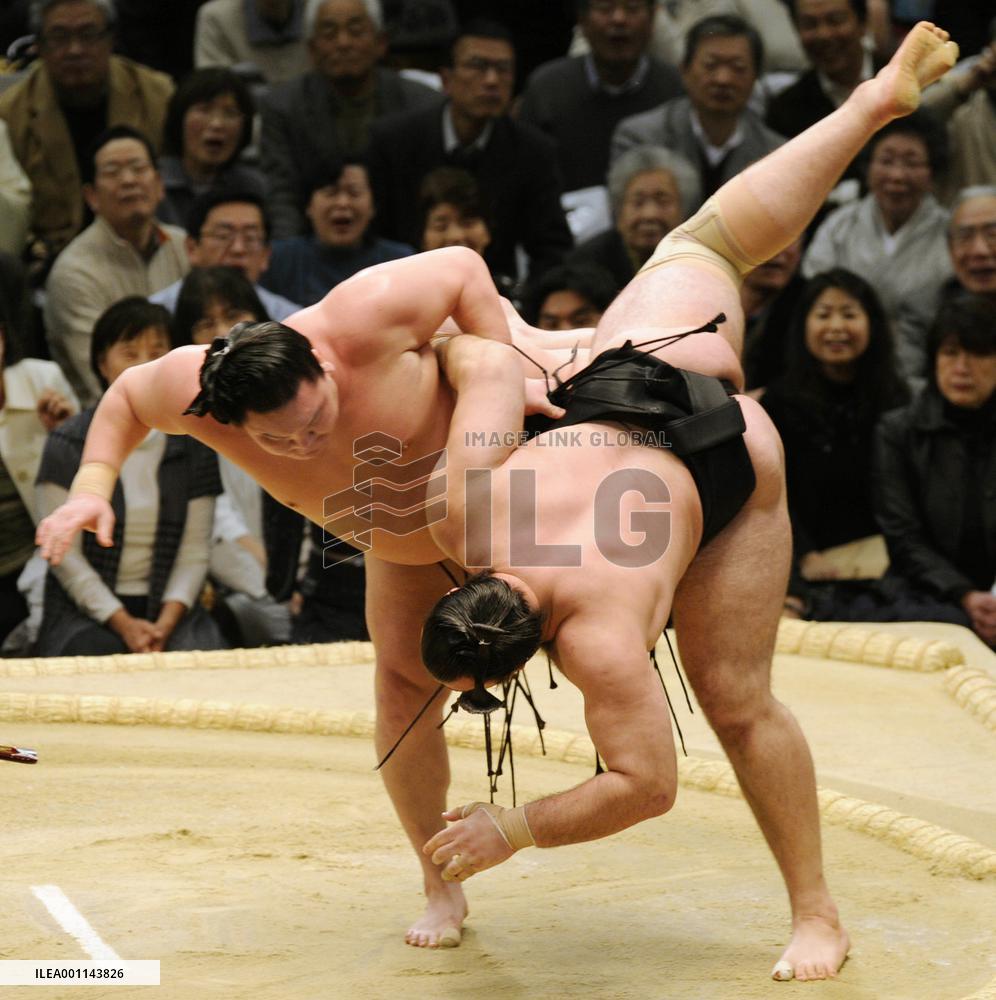 Hakuho closes in on Osaka title