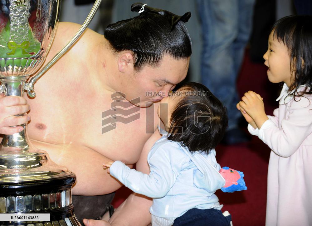 Hakuho wins Osaka basho with flawless record