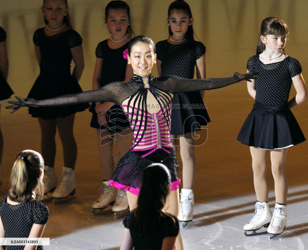 Asada performs at world c'ships exhibition