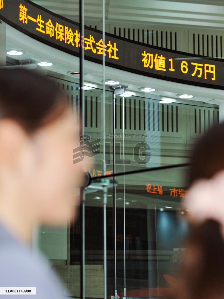 Dai-ichi Life shares fetch 160,000 yen each on debut on TSE