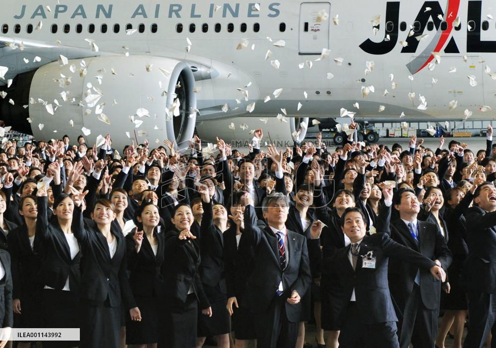 New recruits mark 1st day of work as Toyota, JAL vow fresh start