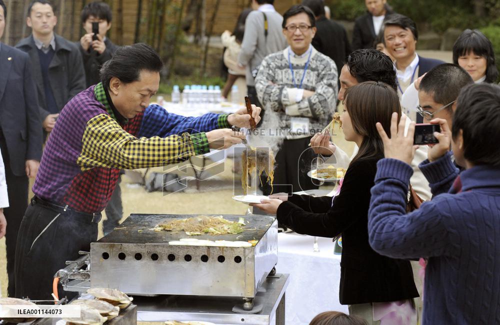 Hatoyama hosts 'Hato Cafe' party