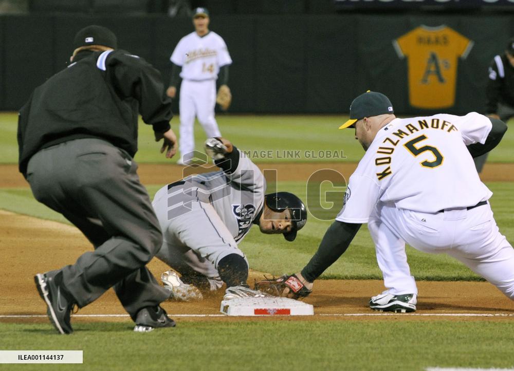 Ichiro 1-for-4 in Mariners-Athletics opener