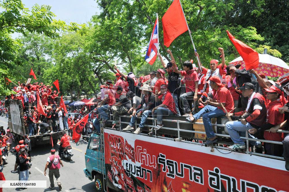 Thai protesters enter 'no-go' areas in Bangkok