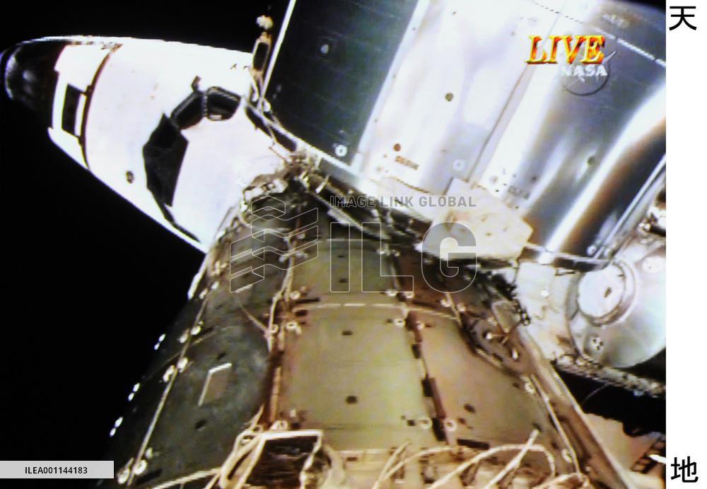 Discovery docks at ISS