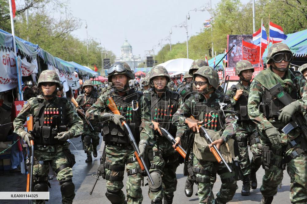 Thai troops, police clash with antigov't protesters
