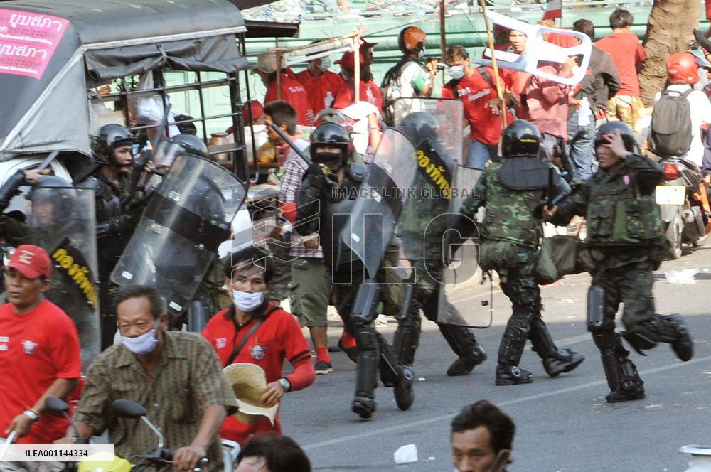 Thai troops, police clash with antigov't protesters