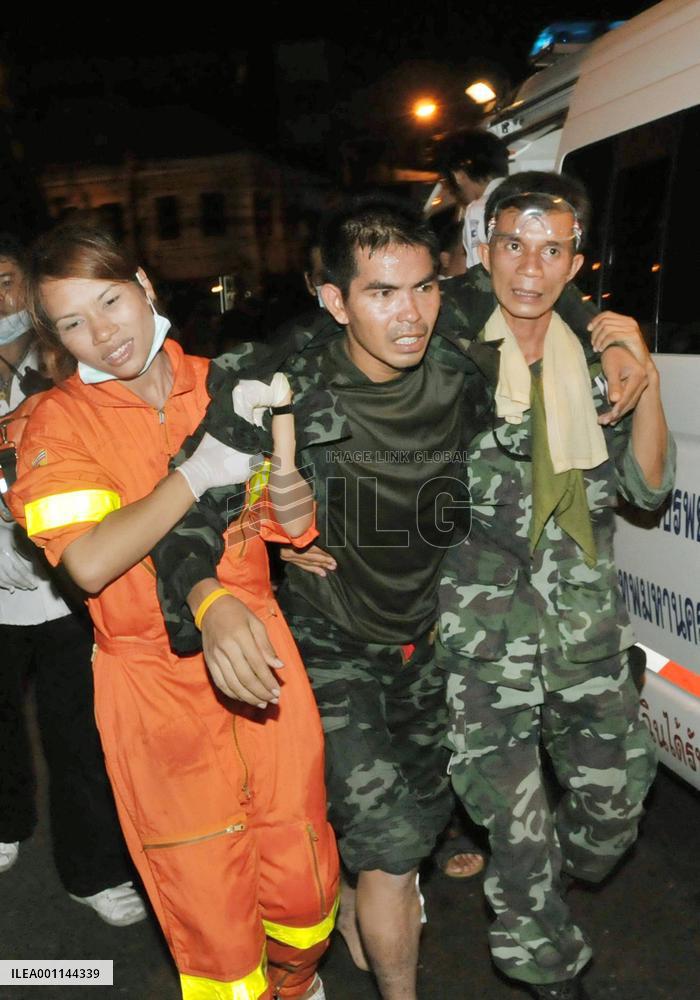 Thai protesters use guns, bombs against soldiers