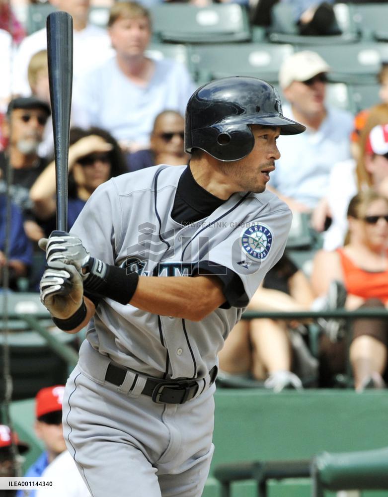 Mariners' Suzuki hits single