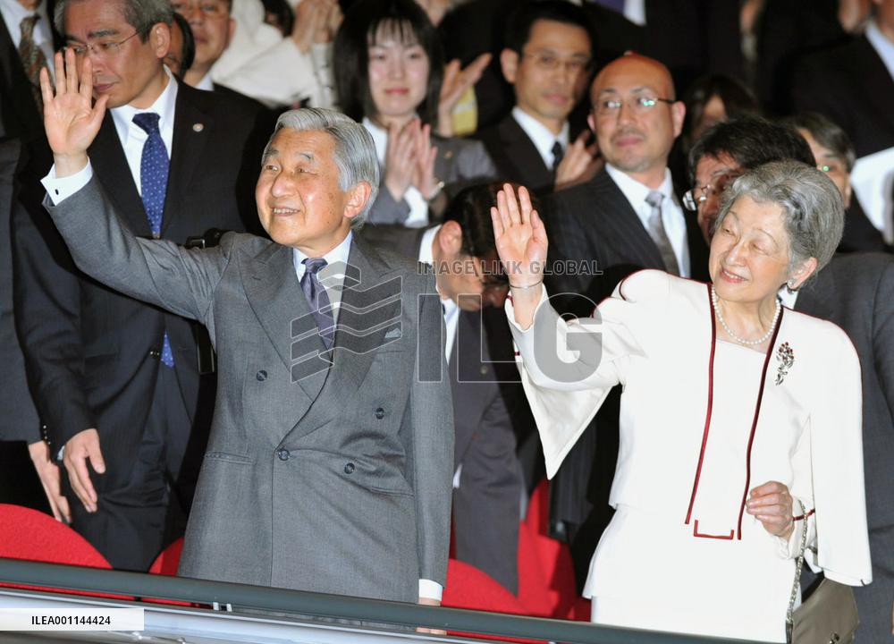 Emperor, empress view Takarazuka Revue