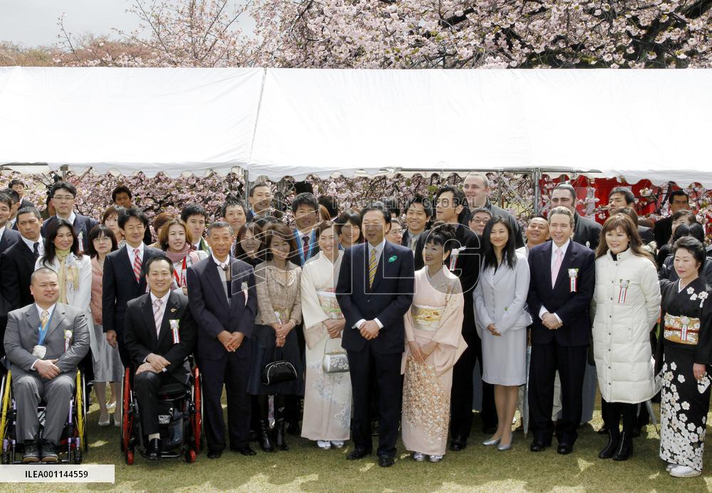 Prime Minister Hatoyama hosts cherry-viewing party