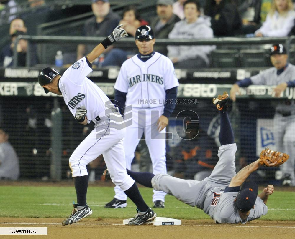 Ichiro collects 3 hits to lift Mariners