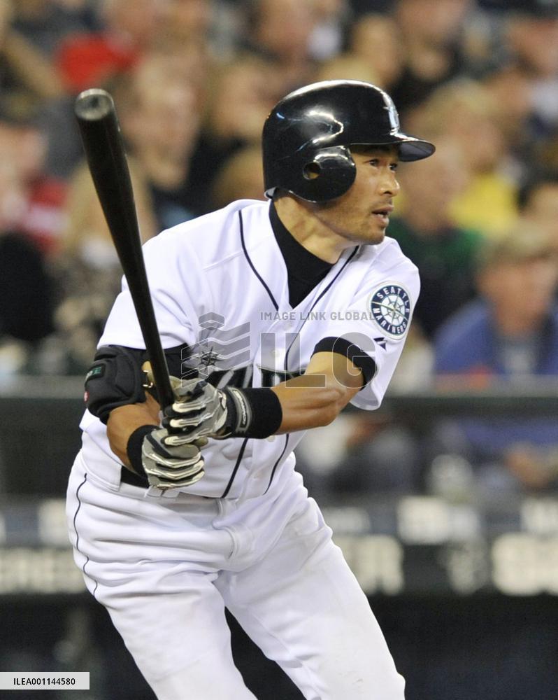 Ichiro collects 3 hits to lift Mariners