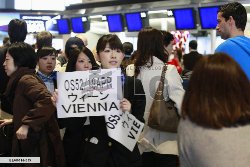 JAL flight from Moscow arrives in Narita