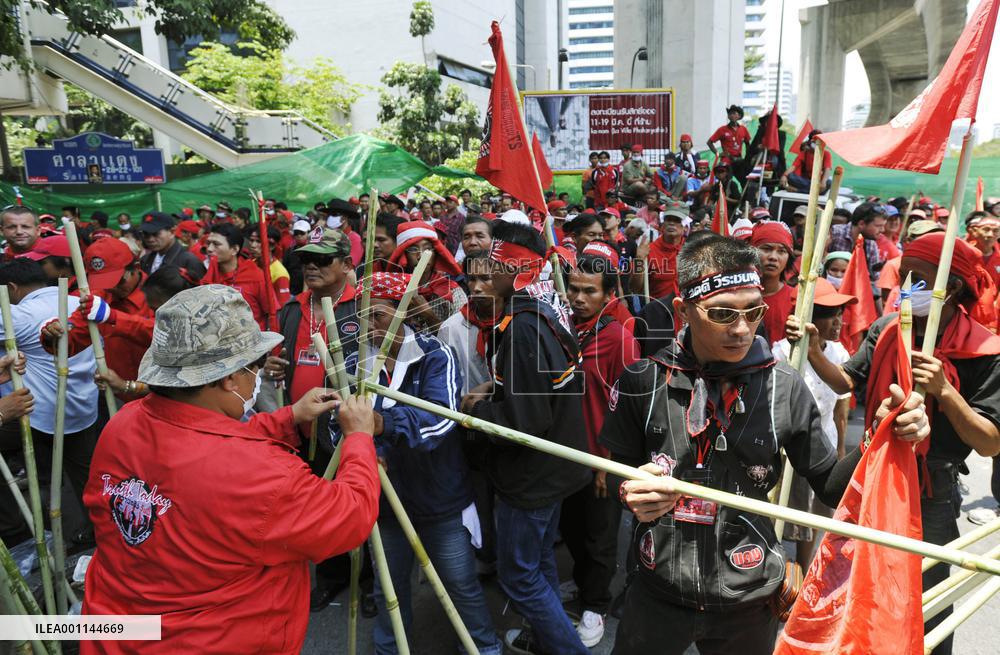 Pro-Thaksin protesters erect barricades