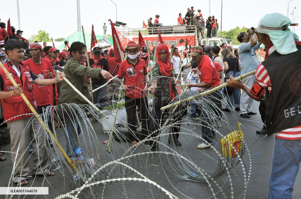 Pro-Thaksin protesters erect barricades