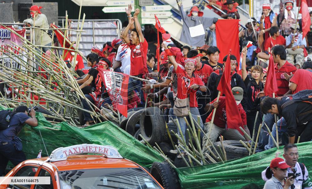 Pro-Thaksin protesters erect barricades